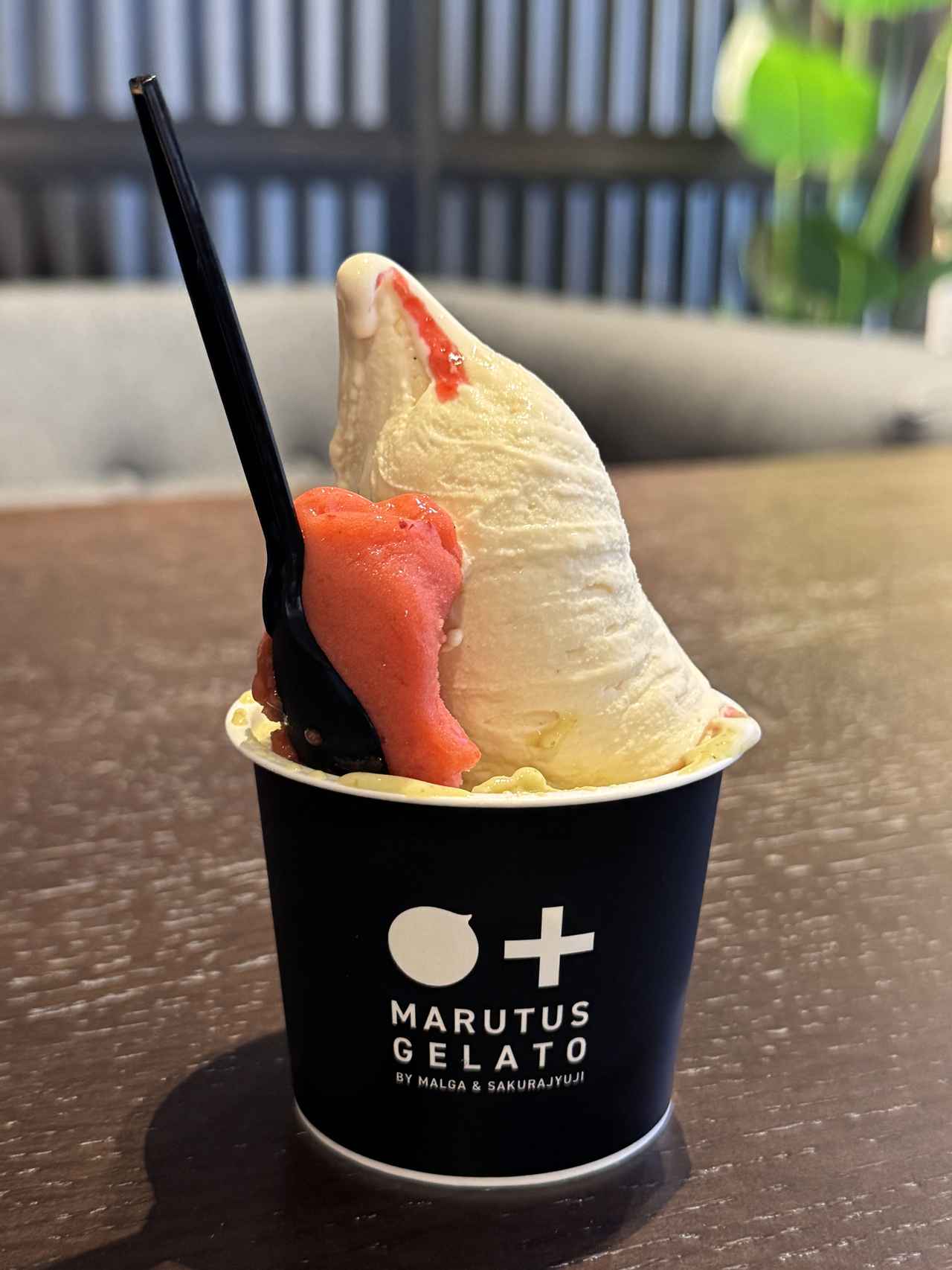 画像: マスカルポーネ オレンジバニラ(2015年日本ジェラートマエストロコンテスト優勝作品） グランピスタチオ（2014年イタリアンジェラート世界大会課題部門ピスタチオ入賞作品） シングル400円／ダブル550円／トリプル650円　＊受賞作品ジェラート　+100円