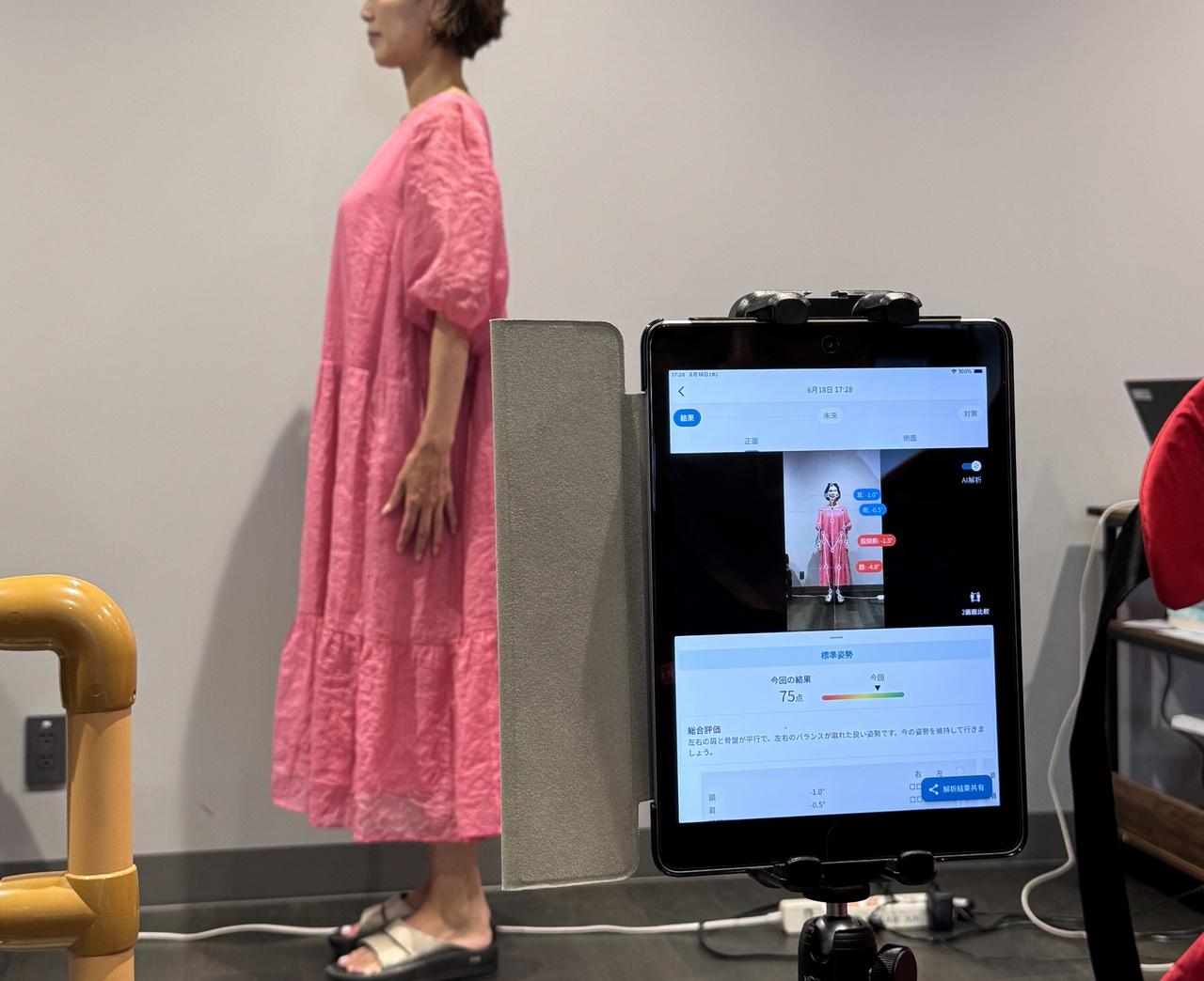 画像: リハケア：体力,姿勢,歩行状態を最新の動作解析システムとAIにて分析。 今の姿勢を分析し、老年期の姿勢もシミュレーション可能。