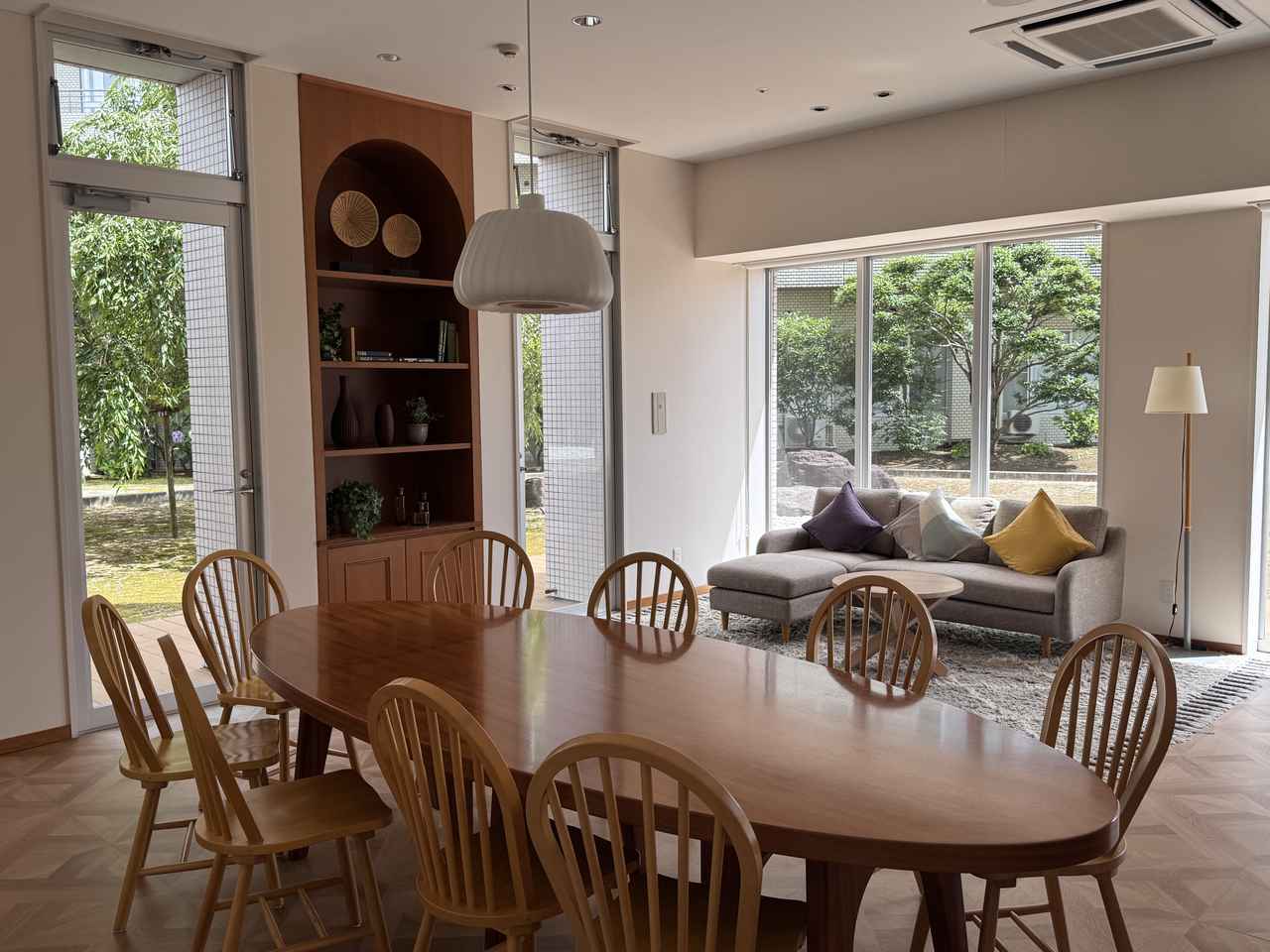 画像: 【シェアルーム（完全予約制）】 自宅のリビングのようなみんなの部屋。ご家族での誕生日会や友人との同窓会、スタッフの会議など自由に使えます。