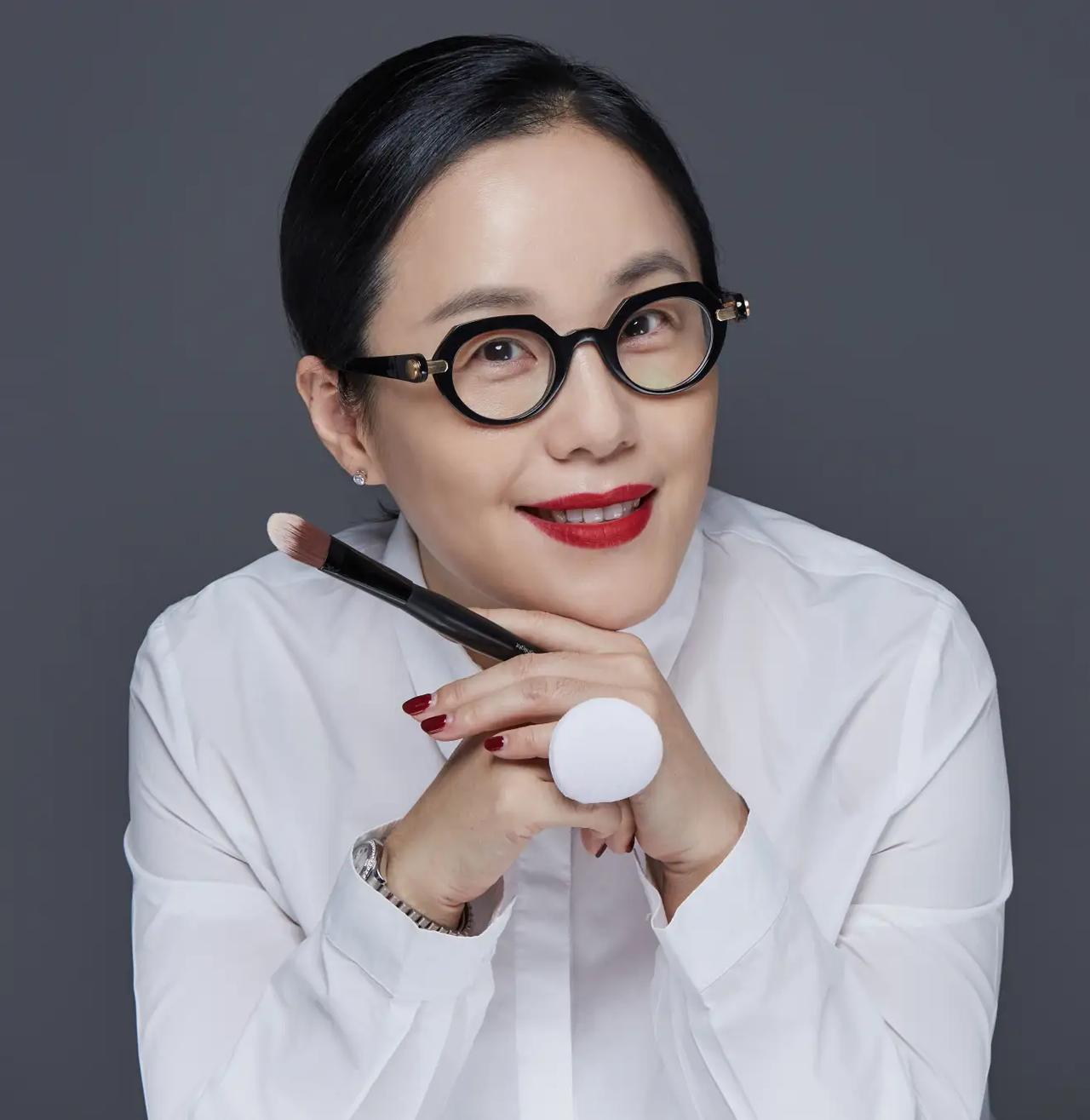 画像: ジョンセンムル 氏 K-BEAUTYの透明感メイクアップ創始者で、人気、実力ともに韓国トップレベルのメイクアップアーティスト。自身が長年培ってきたノウハウと精巧な技術によって考案した独自の法則に基づき、トレンドを追うことよりも一人一人の美しさを引き出すことにこだわった製品づくりをしています。