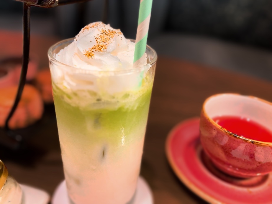 画像: 左が抹茶ピーチラテ