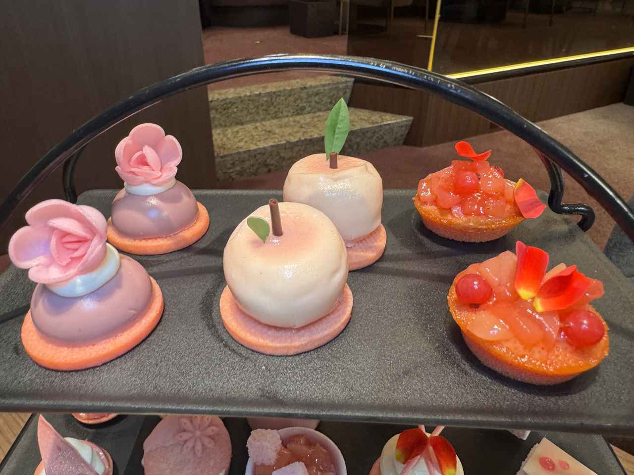 画像: シェフのオススメスイーツ（左から） バラのチョコレートガナッシュとピーチジャム、ピーチムース、ピーチとアーモンドフィナンシェ