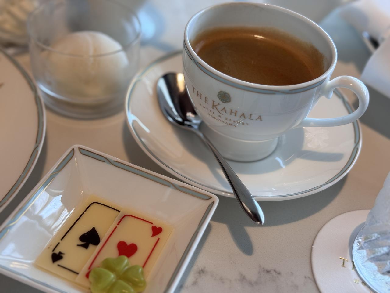 画像: ザ・カハラ横浜・オリジナルブレンドコーヒー（The KAHALA Original Blend Coffee） 価格:1,760円（税込・サービス料15％別） 環境訴求型認証「レインフォレスト・アライアンス」の認証を受けたコーヒー豆、 ハワイ・カウアイ島産のコーヒー豆を使用したオリジナルブレンドです。