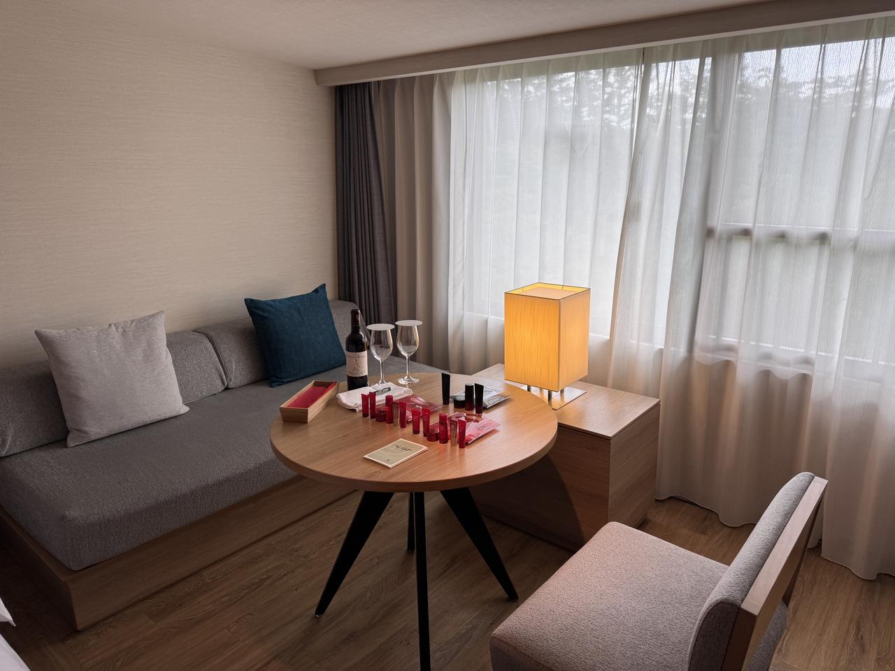 画像: 旅の始まりは、ホテルのお部屋でのスキンケア体験から。