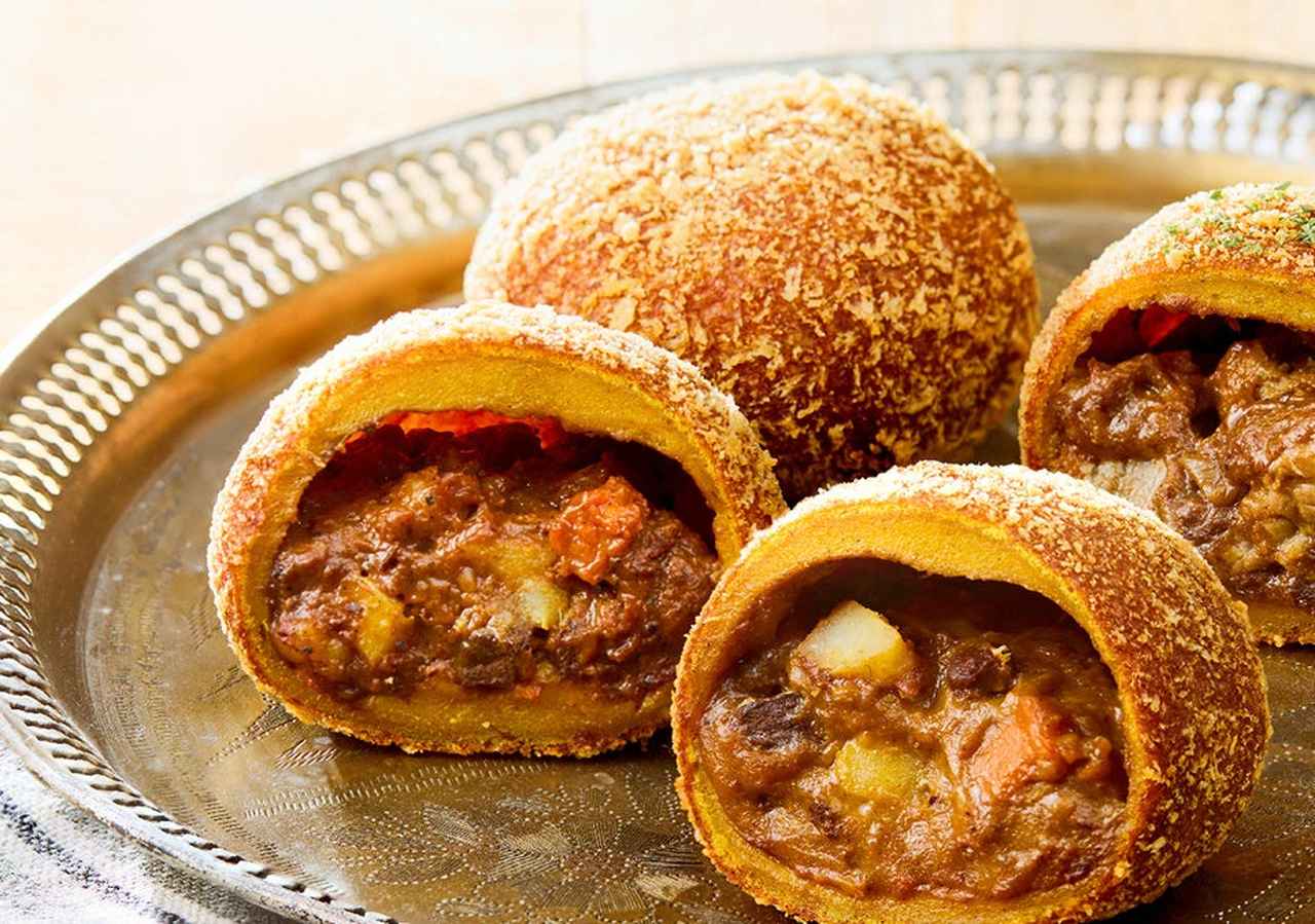 画像: カレーパン、ライブ、福神漬、そしてキッチンカー