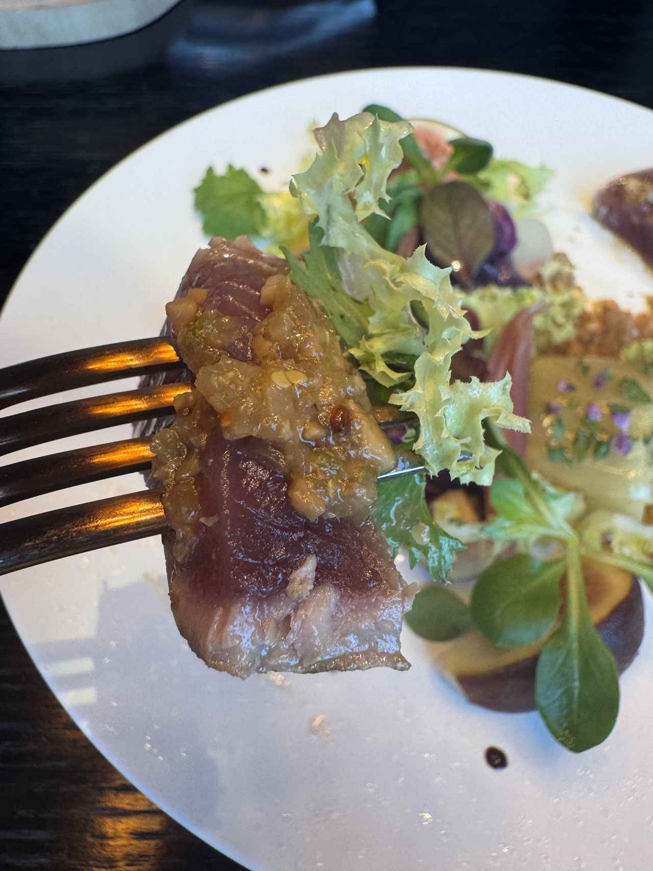 画像: エシャロットとマスタードのソースをたっぷりつけて