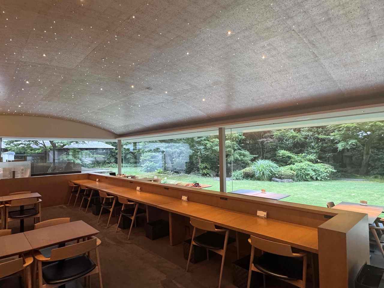 画像: 都会の喧騒を忘れさせる木の質感を活かしたモダン空間