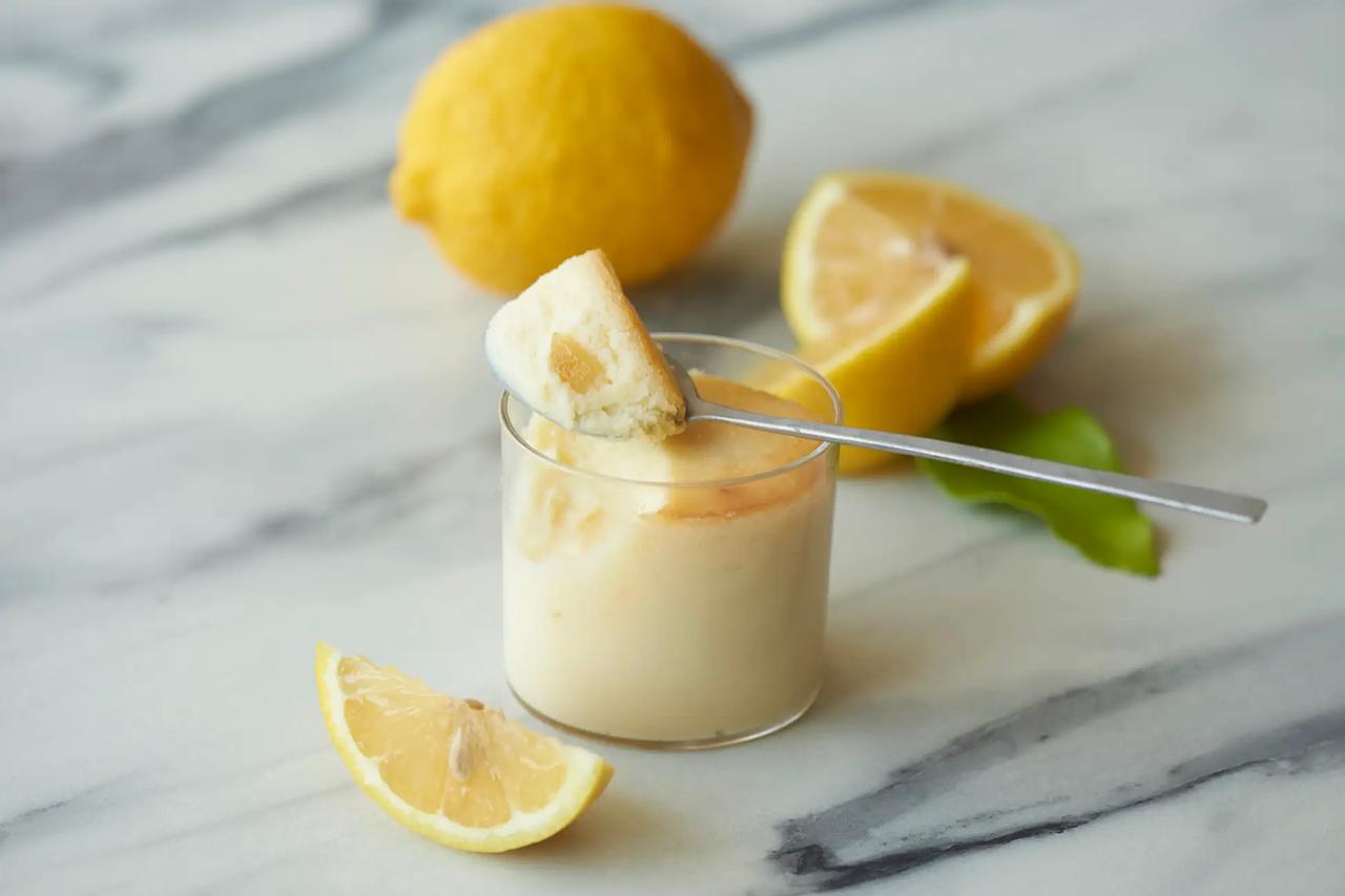 画像: レモンの爽やかな酸味とすっきりとした香りを楽しめる「Mr. CHEESECAKE Lemon」のカップタイプ。ケーキの上はベイクド、下はレアのような1つで2つの食感をお楽しみいただけます。 価格：¥891（税込） 販売場所：GINZA SIX店（7月8日〜8月16日予定）、グランスタ東京店・羽田空港店（7月13日〜8月16日予定）