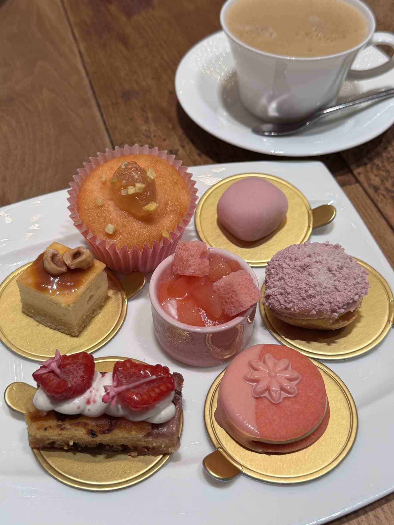 画像: 美味しいピーチスイーツを”好きなだけ”！口福なひとときが過ごせます。
