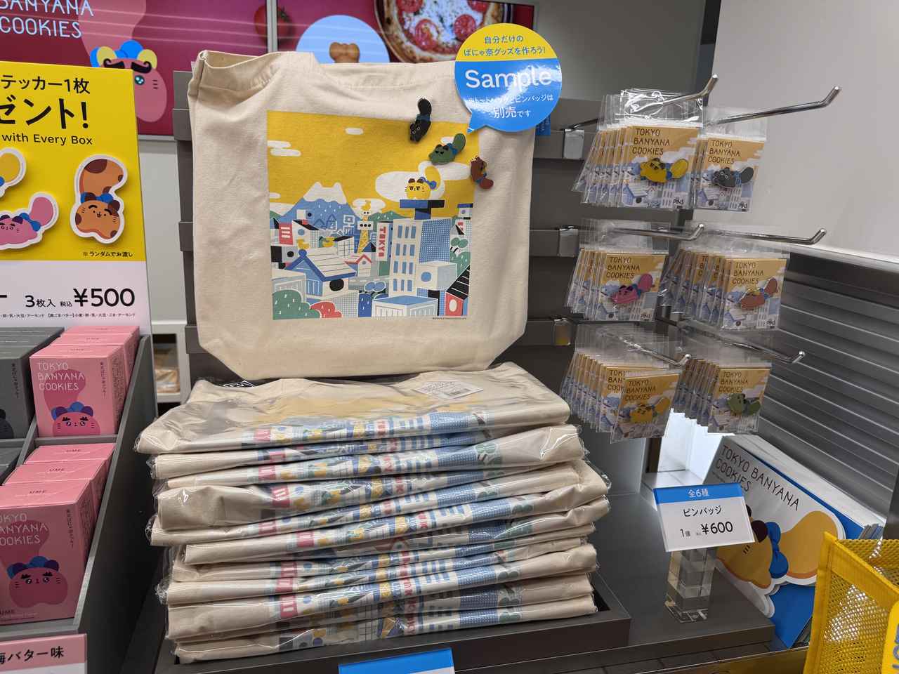 画像: オリジナルバックにピンバッジをカスタマイズ！