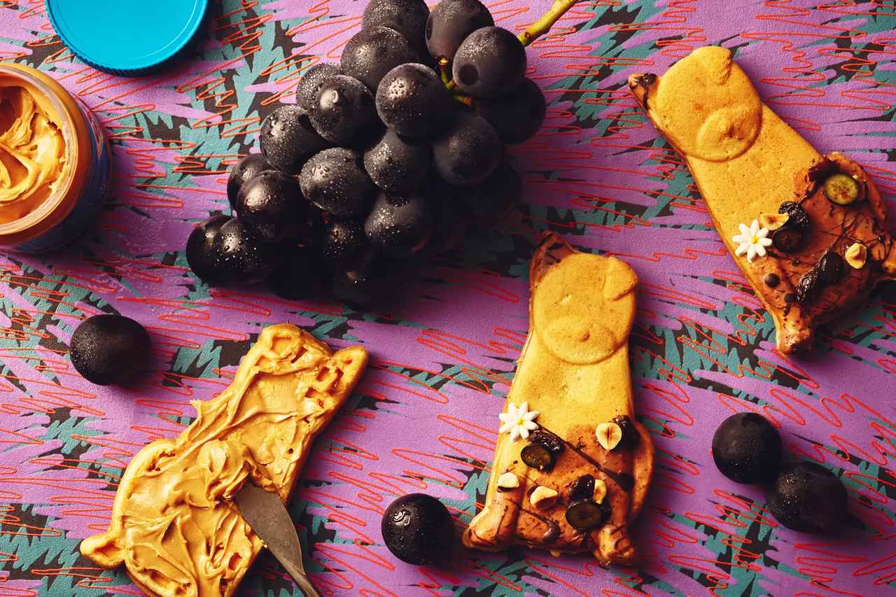 画像: ■巨峰 ピーナッツバター　888円（税込） ピーナッツバターのコクとクリーミーな味わいに巨峰のやさしい甘みが加わった、驚きのコンビネーション。旬の巨峰をユニークに楽しむ、シェフ自慢のスイーツワッフルです。