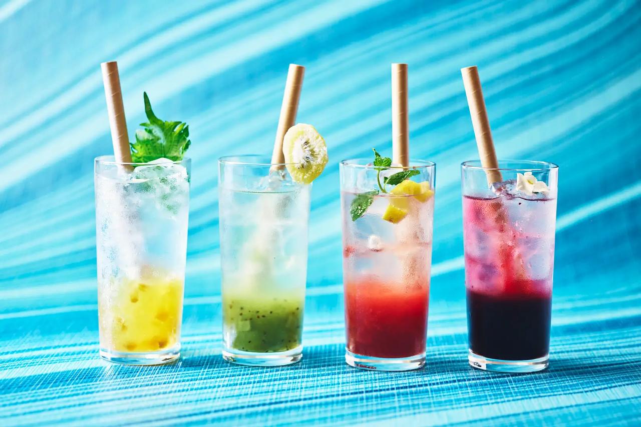 画像: ■Yellow Fizz（イエロー・フィズ）　660円 梅ピューレ＋トニックウォーターに、紫蘇の葉で夏らしいアクセントをプラス。 ■Green Fizz（グリーン・フィズ）　660円 キウイピューレ＋メディテレーニアン・トニックウォーターに、ドライキウイをトッピング。 ■Red Fizz（レッド・フィズ）　660円 いちごピューレ＋トニックウォーターに、レモンピールとミントで可愛らしく爽やかに。 ■Blue Fizz（ブルー・フィズ）　660円 ブルーベリーピューレ＋トニックウォーターに、エディブルフラワーで華やかに。