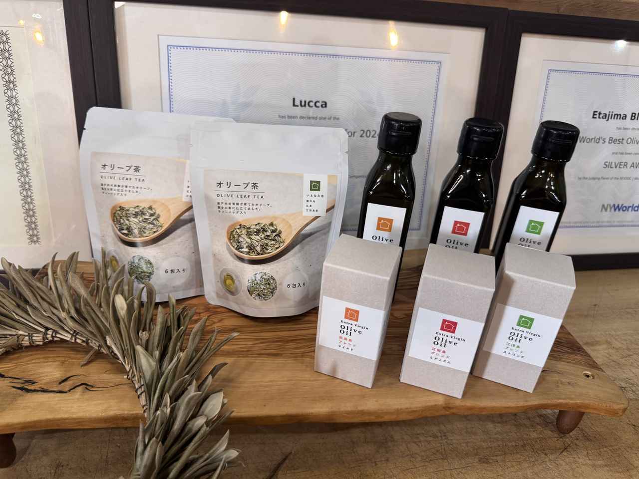 画像: （一番右の緑のラベル）ニューヨーク国際オリーブオイルコンペティション （The NYIOOC World Olive Oil Competition 2024）にて、2023年秋収穫製造の「江田島ブレンド ストロング」が金賞、「ルッカ 単一品種搾り」が銀賞受賞