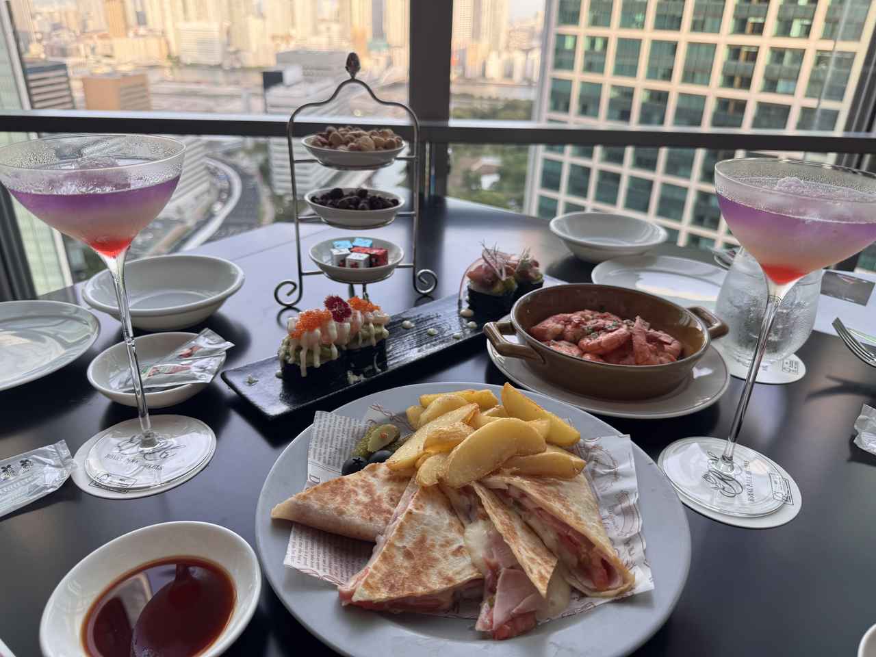 画像: おつまみ3点盛り　（ミックスナッツ、チョコレート、キューブチーズ） SUSHIロール　アボカド＆サーモン、アボカド＆シュリンプ ケサディーヤ　フレンチフライ添え ガーリックシュリンプ