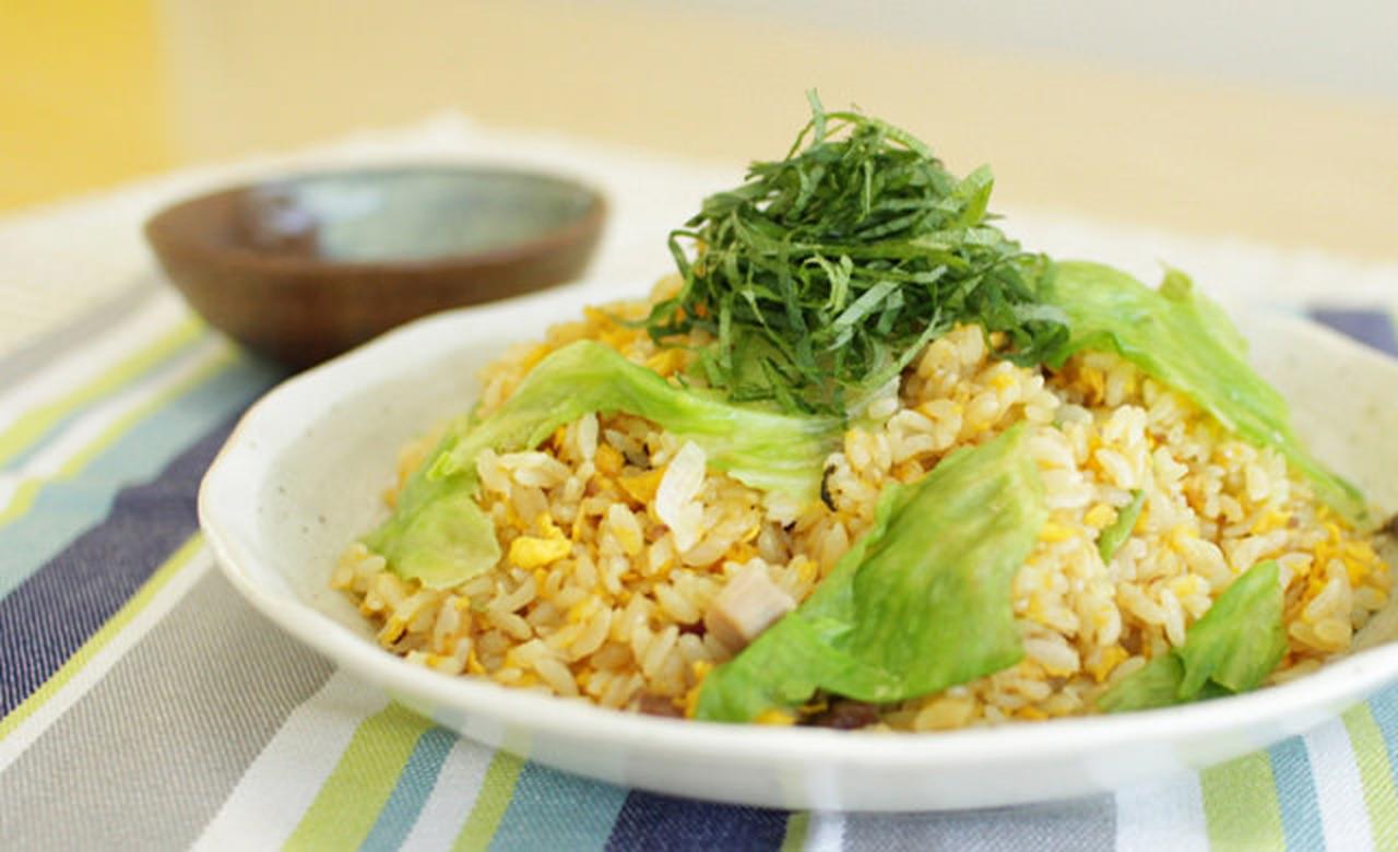 画像: 大葉とレタスのさっぱり炒飯 暑さで食欲が湧きにくい日に食べたいレシピ。 さわやかな大葉とシャキシャキレタスの食感がさらに食欲をそそります！
