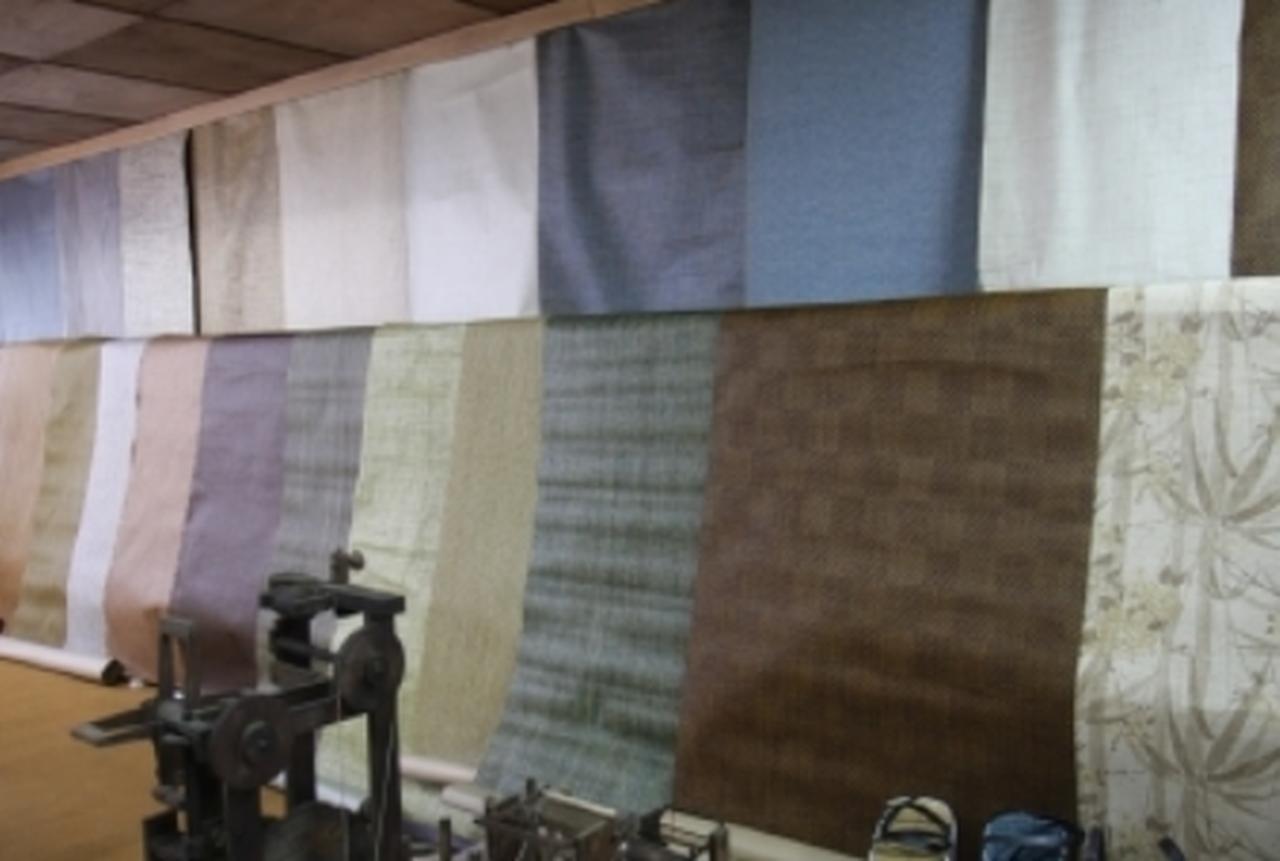 画像: 津島織物製造の紙布とは　紙布壁紙を織る