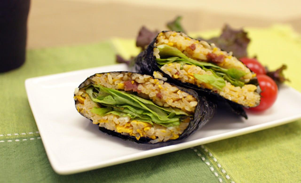 画像: 炒飯おにぎらず 冷凍炒飯でパパっと簡単に作れる、お手軽メニューです。 これからお出かけの時期が増える夏に向けて、お弁当にもおススメ！