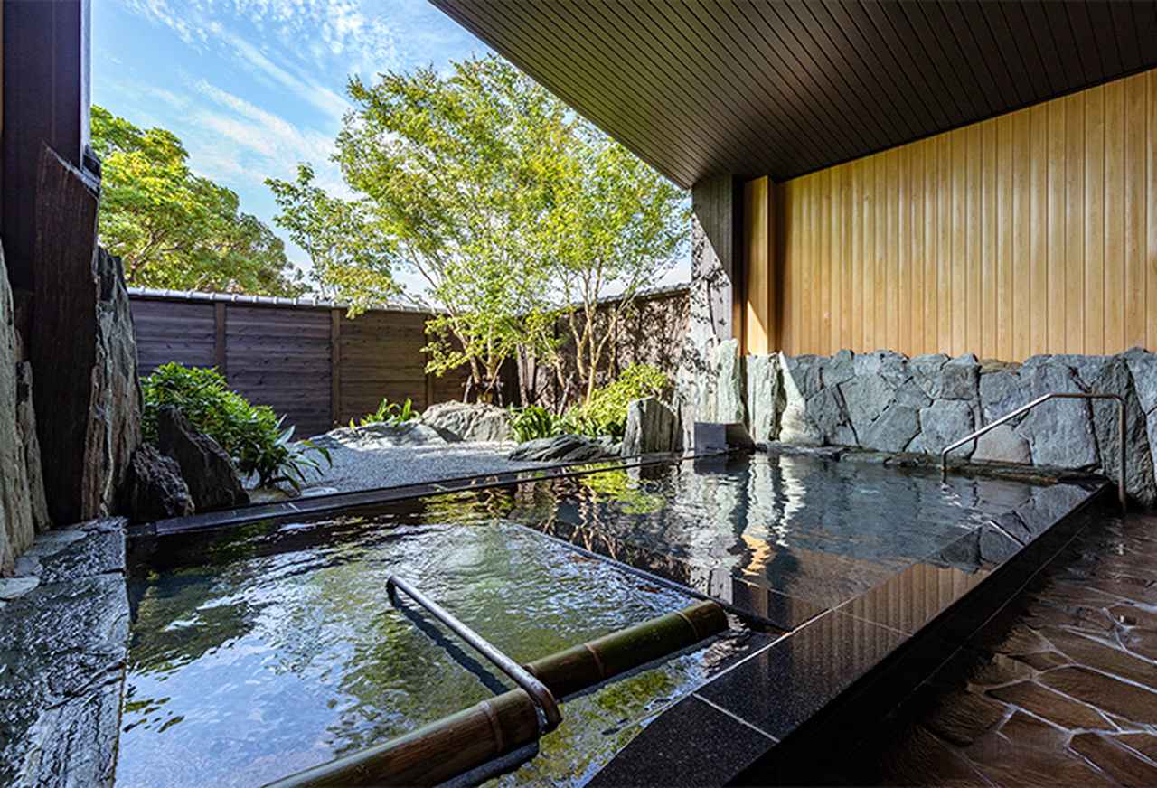画像: 露天湯 海からの風が奏でる葉音や鳥のさえずり、野趣に富んだ庭の佇まいを五感で感じながら身体の芯まで温まっていただけます。 etajimasou.jp