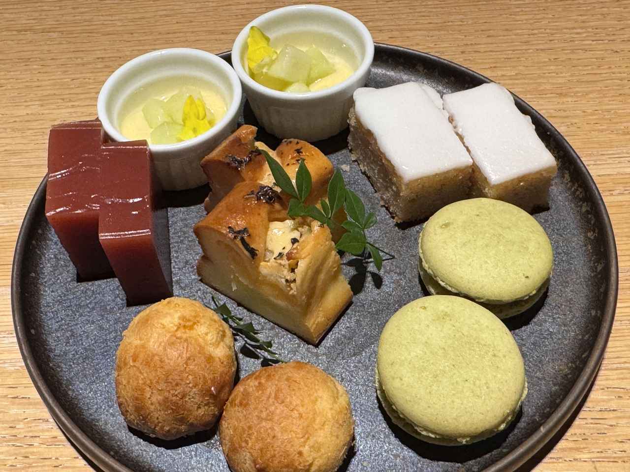 画像: ＜一の段＞ とうもろこしのテリーヌ／ベリーヌマンゴー／白桃ロールケーキ パッションタルト／ずんだ大福／オペラショコラオランジェ
