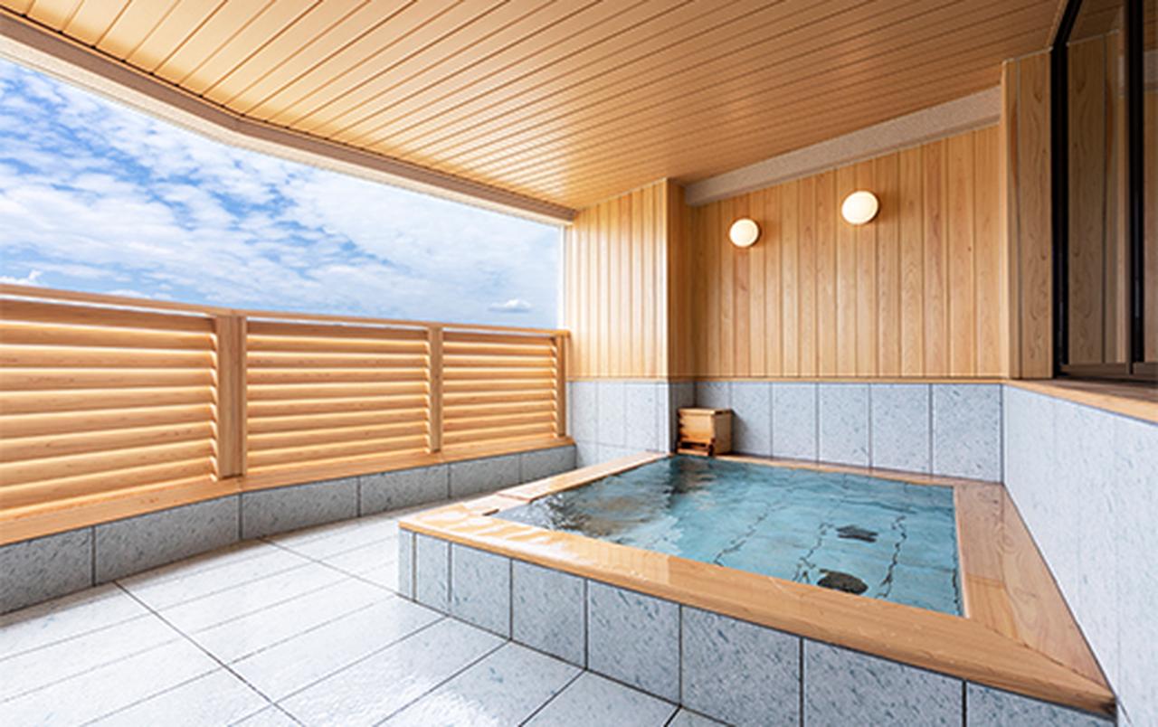 画像: 海からの風を直接感じられる貸切温泉