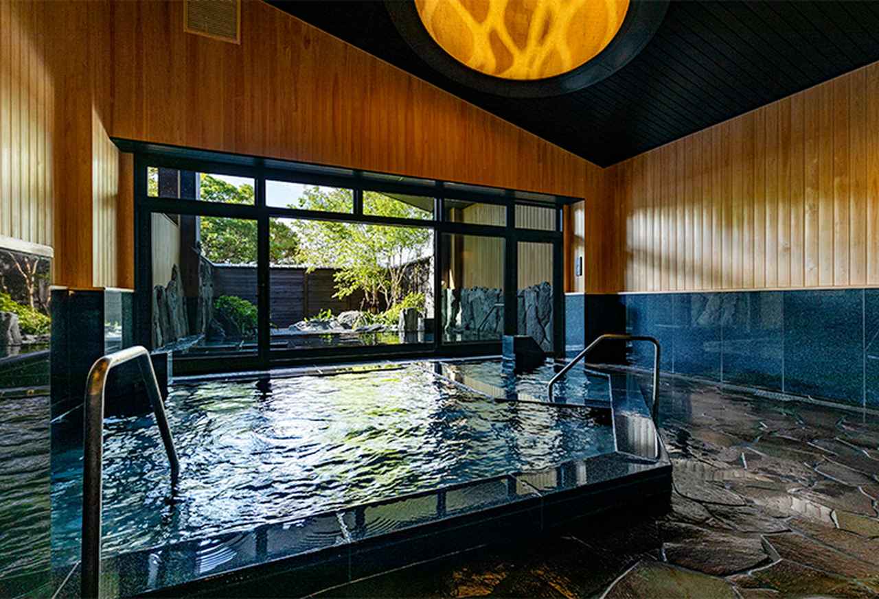 画像: 内風呂 室内ながら開放感のある内湯。深海から湧き出る塩泉に映り込む天井の和紙作品を眺めながら、ゆっくりとした時間をお過ごしください。 etajimasou.jp