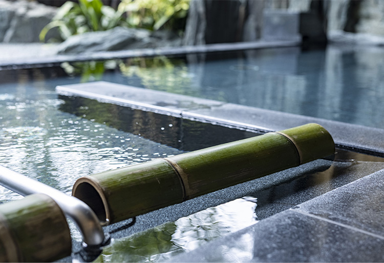 画像: 寝湯 竹の枕で後頭部を支え、お湯の浮力を使って脱力していただくことで筋肉の弛緩度が高まり、全身の血行がよくなります。 etajimasou.jp