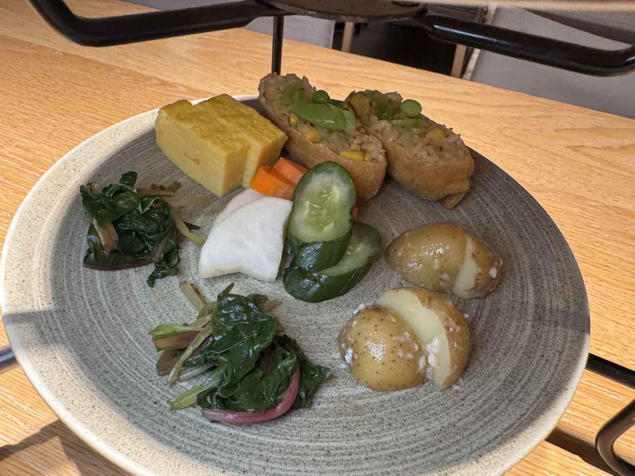 画像: <三の段＞ 京風絹いなり寿司／季節野菜前菜／出汁巻き玉子