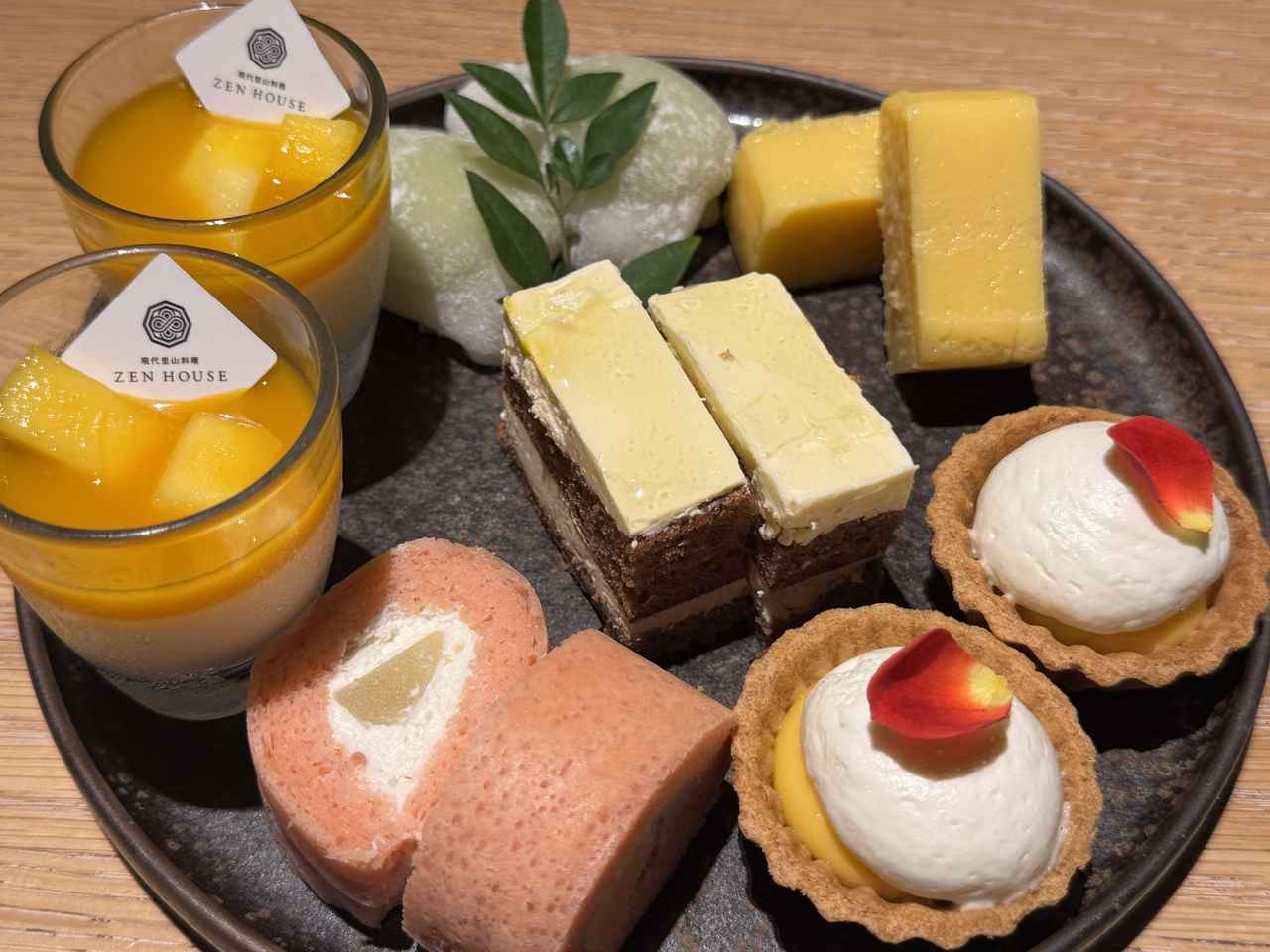 画像: <二の段＞ ココナッツシュー／トマト寒天／パインと和紅茶のケーキ メロントライフル／ライムマカロン／フィナンシェ　ウィークエンドシトロン風