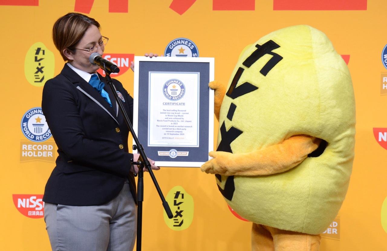 画像7: 「日清カレーメシ」がギネス世界記録に認定! 吉田沙保里がカレーメシくんを肩車で祝福
