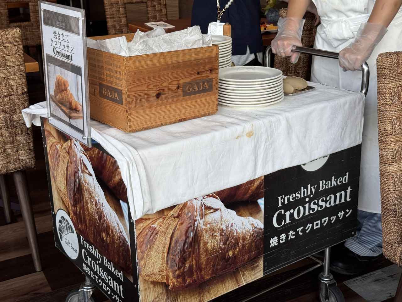 画像: 焼きたてをワゴンで席まで運んでくれます。