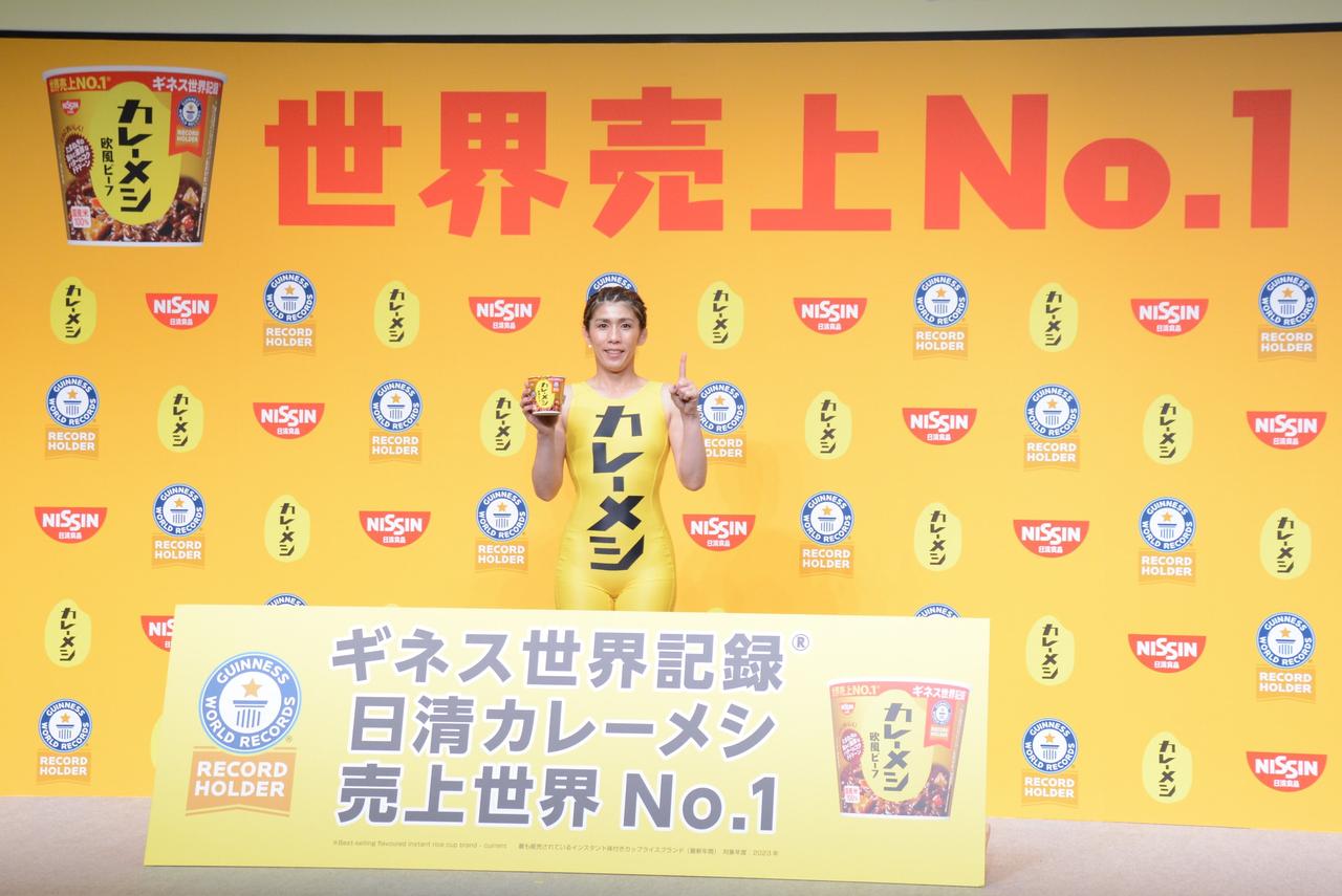 画像4: 「日清カレーメシ」がギネス世界記録に認定! 吉田沙保里がカレーメシくんを肩車で祝福