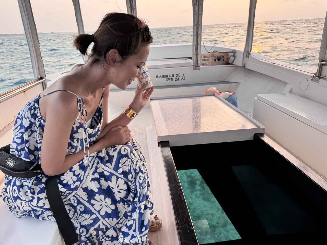 画像: グラス底ボートで、色鮮やかな海底の世界を満喫