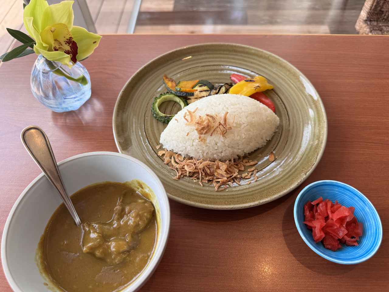 画像: シェフおすすめシェラトンカレー（もとぶ牛すじカレー） ＊サラダ・フリーソフトドリンク付き
