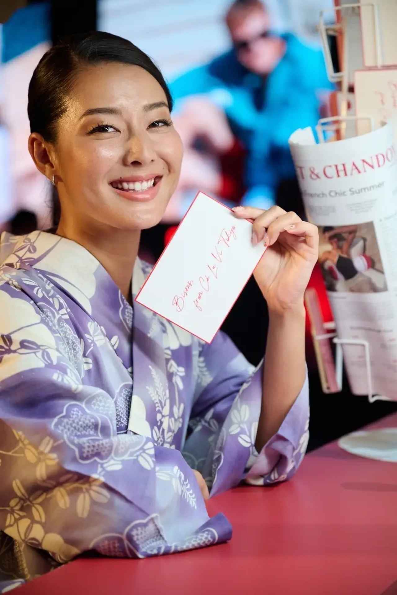 画像: すみれさんコメント 会場のポイントとなっているキオスクの赤と白のコントラストがとてもキュートで印象的でした。モエのエレガントさは失わず、“かっこつけすぎてない、でも華やかなパーティー”という感じがすごく好きです。私はもともと自然やアウトドアが好きなので、こういう開放的な雰囲気、すごく気持ちよかったです。今日はすみれ色の大胆な大柄の花柄を選んでみました。アイス アンペリアル はさっぱりとした甘さですごく飲みやすく、夏らしくレモンや ライムを加えて 飲むのがお気に入りでした。氷を入れてキンキンに冷 えたシャンパンは暑い夏に相応しく、口当たりも柔らかな印象で、舌に 泡がふわっと広がる感じが絶妙です。気の置けない友達 ともですし、ガールズナイトとか、バーベキュー、海とか、オープンエアで開放感のあるオケージョンで楽しみたいと思っています。夏 は特別な時間が増える季節だから、そういう大切な時間をモエ・エ・ シャンドンと共に楽しみたいです。