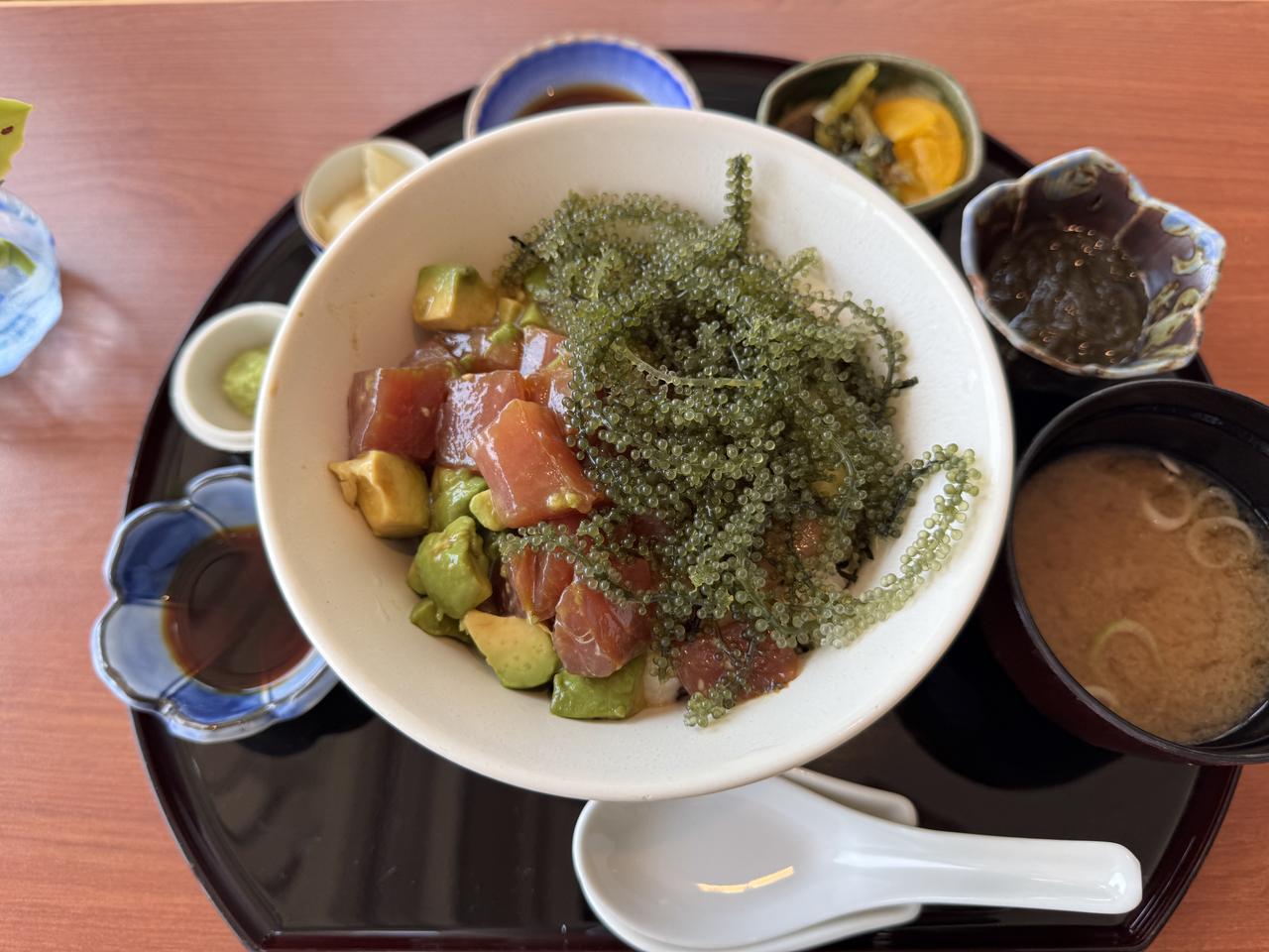画像: 沖縄マグロ・海ぶどう・アボカドのアヒポキ丼 ＊フリーソフトドリンク付き