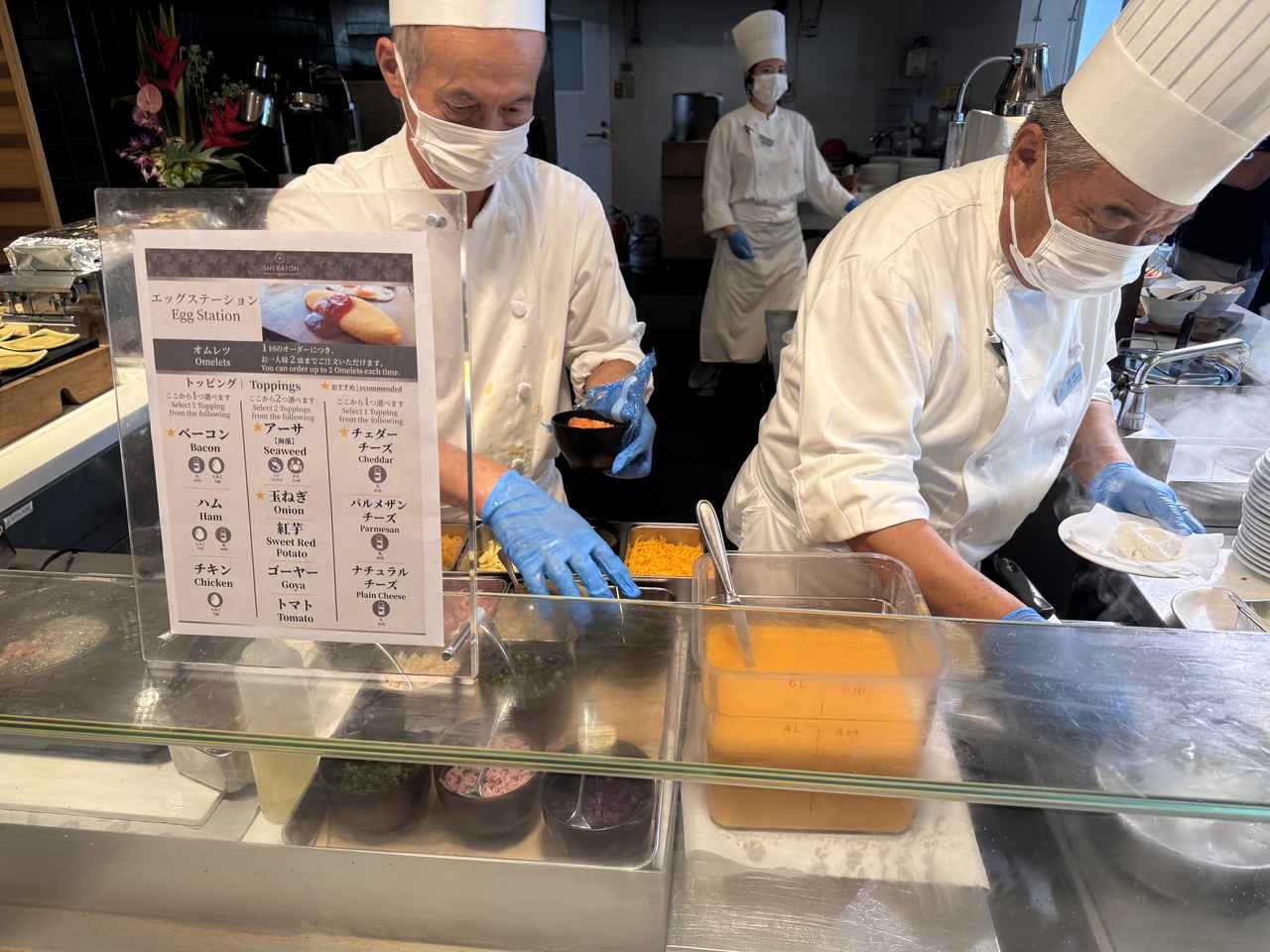 画像: ベテランのシェフが見事な手さばきで作ってくれるオムレツは格別のおいしさです