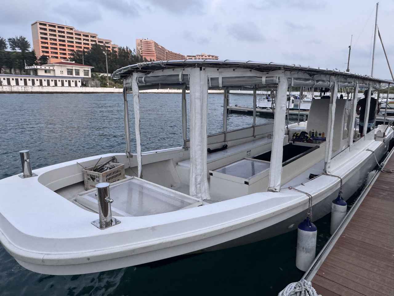 画像: 1日1便（4:45 PM～6:30 PM）所要時間　約1時間（時期により出航時間が異なります。） 宿泊者料金　大人 4,400円、小人 2,750円 ビジター料金　大人 5,500円、小人 3,300円 ＊船のタイプは人数等により変わります。