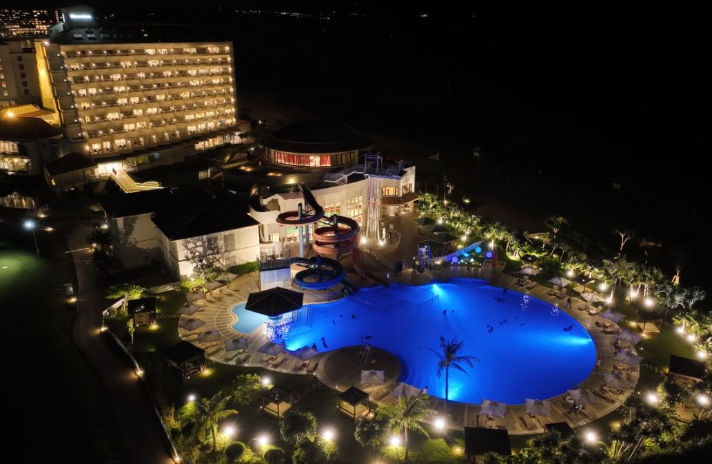 画像: ガーデンプール（ナイトプール）＊夏季限定営業 提供：シェラトン沖縄サンマリーナリゾート
