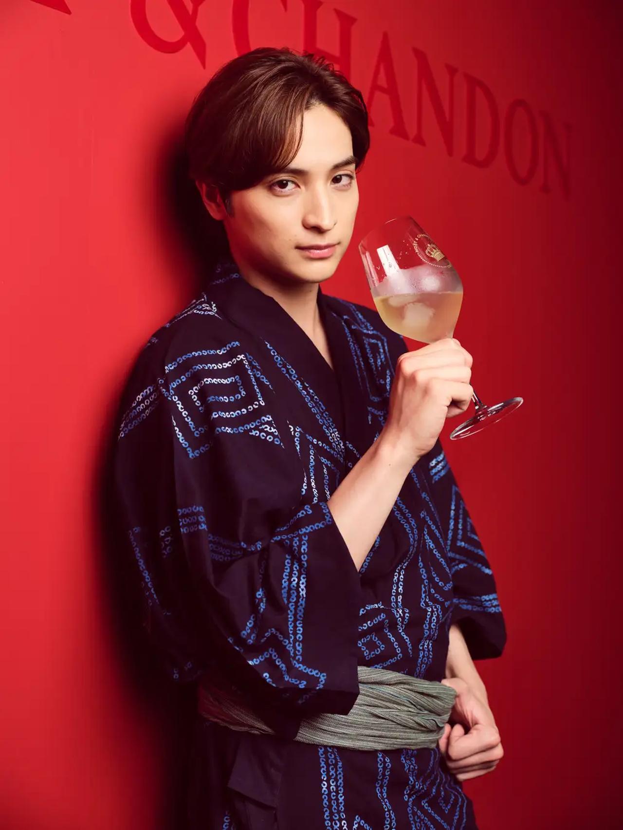 画像: 一ノ瀬颯さんコメント 会場はすごく盛り上がっていて、浴衣にシャンパン、そしてDJブースという組み合わせは、ちょっと非日常のワクワク感があって、新鮮でとても素敵でした。今回の浴衣は濃紺をベースに派手な柄が入っていて、落ち着きと夏らしさのバランスが絶妙だと思い選びました。浴衣は普段はあまり着ないですが、今日は特別な日だったので、自然と気分も上がりました。モエ・エ・シャンドン アイス アンぺリアルは甘口で飲みやすく、氷を入れても味が崩れない点がすごく良かったです。普通のシャンパンより冷たさが長持ちするので、ゆったり会話を楽しみながらじっくり味わうのに良さそうです。お祝い事や、何かを達成したときに仲間と一緒にシャンパンで乾杯できたら最高ですね。頑張った自分やチームへのご褒美のシャンパンが、心にも体にも嬉しい時間になりそうです。