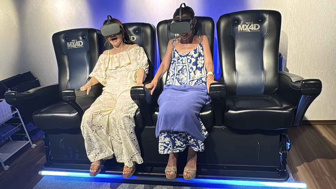 画像: 風や水しぶきもあり、椅子も動きます。ホテル内ということを忘れ、大絶叫！