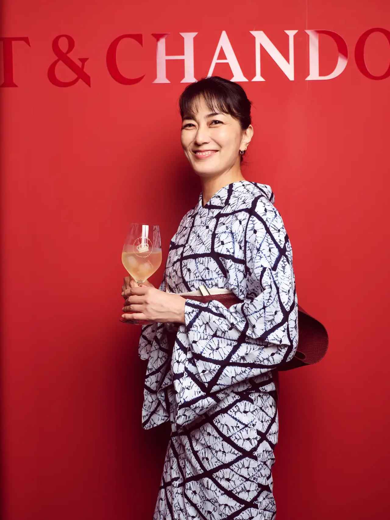 画像: 板谷由夏さんコメント 夏のスタートにぴったりなイベントで、「夏が始まるな」というワクワク感が感じられ、浴衣を着ることでより一層季節感を楽しむことができました。今回は、モエ・エ・シャンドンの“泡”をイメージして絞りの浴衣を選び、ブランドのアクセントカラーでもある赤を意識して赤い帯を合わせてみました。もともとシャンパンが大好きなのですが、氷を入れて楽しむアイス アンペリアルのスタイルもとても素敵で、これからますますさらに多くの方に親しまれるスタイルになると感じています。ジンジャーやミントなどを加えたアレンジは、夏のアペロタイムにもぴったりだと思いました。日頃からたくさんのお客様をお招きする機会があるので、ぜひこのスタイルで一緒に楽しみたいです。