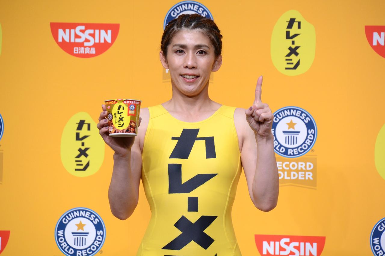 画像6: 「日清カレーメシ」がギネス世界記録に認定! 吉田沙保里がカレーメシくんを肩車で祝福