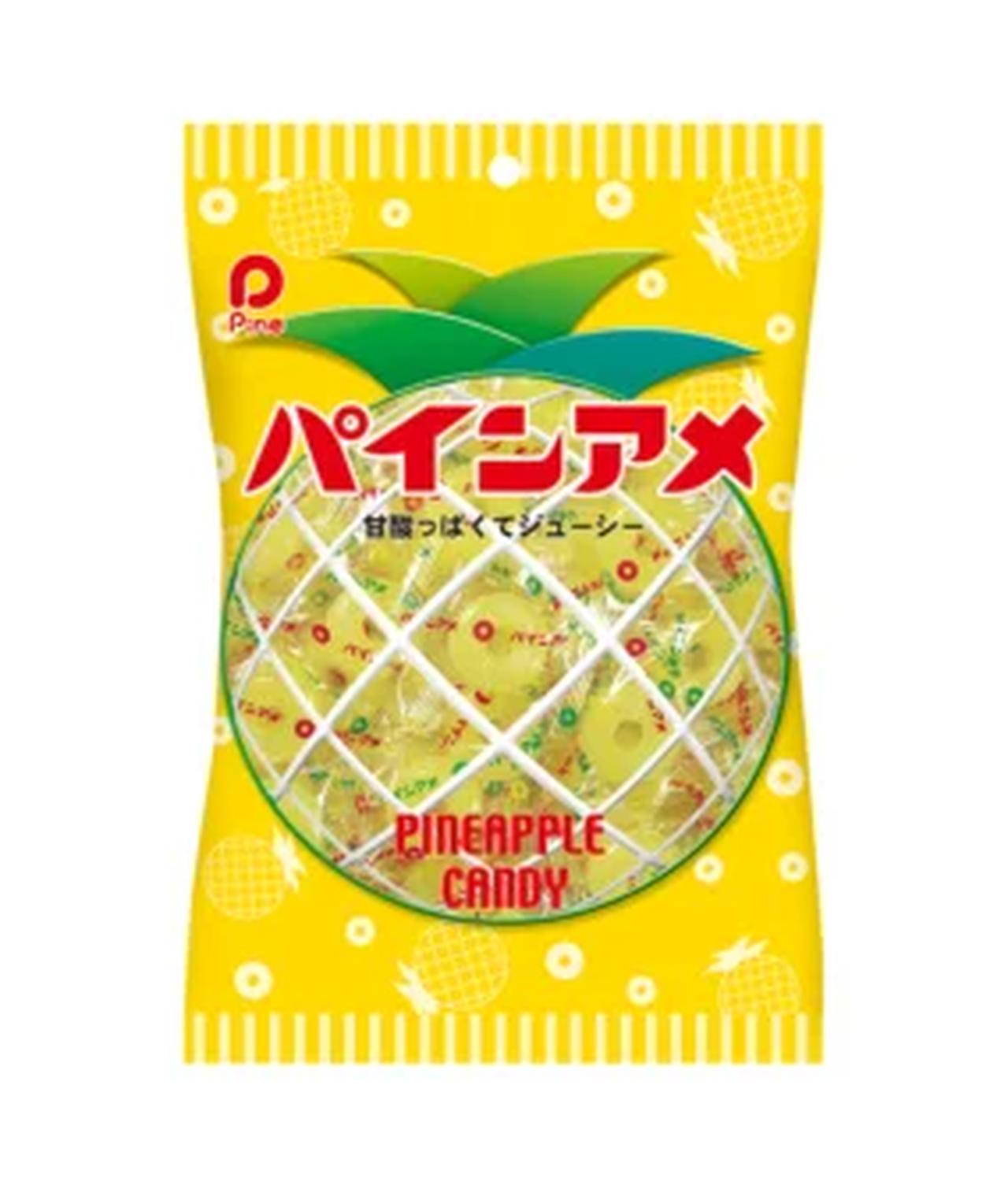 画像: パイン株式会社が製造、販売している「パインアメ」は1951年に誕生しました。当時は「パイナップルの缶詰」は高級品で、現在のようにいつでも食べることはできませんでした。もっと気軽にパイナップル缶のおいしさを楽しめたらと生み出されたのが「パインアメ」です。 甘酸っぱくてジューシーな味わい、輪切りのパイナップルを模したリング形、レトロなデザインのパッケージは70年を超えた今もなお多くの方に愛され続けています。 www.pine.co.jp