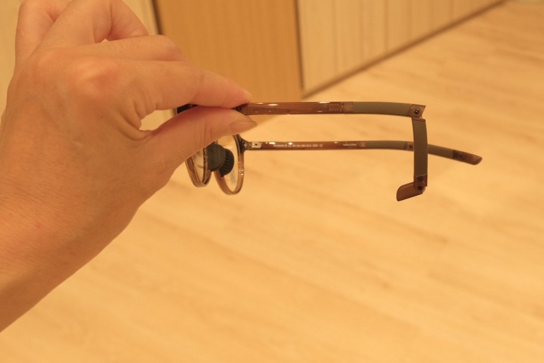 画像: 実際に装着し、テンプルエンドを可動させてみました。頭を前後左右動かしてもしっかりフィット!2箇所を4段階で調節可能なのでホールド感も◎鼻バッドがラバーなので、動きの多いシーンでもズレにくいという点もおすすめポイントです。