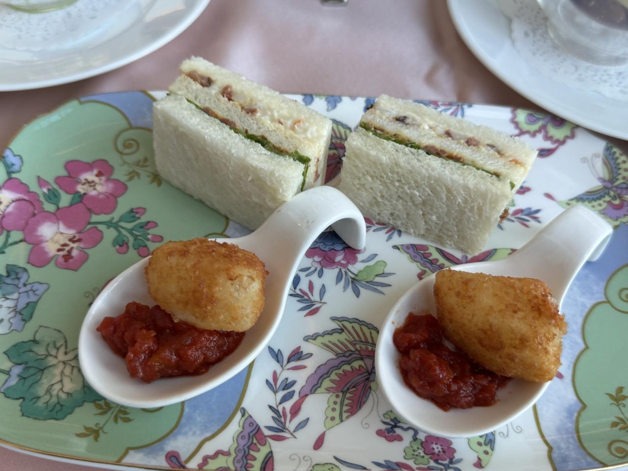 画像: スパイシーパストラミビーフとポテトのサンドウィッチ モッツァレラチーズのフリット　トマトソース添え