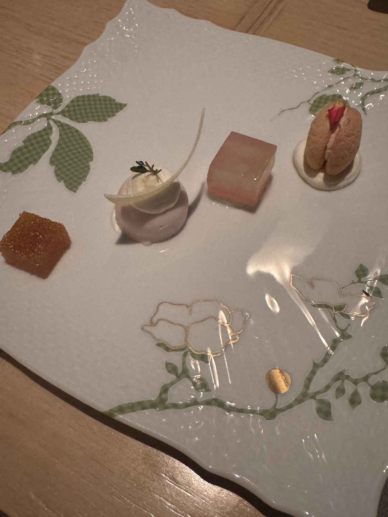 画像: プティフール（4種盛合せ） ペシュブランムース（白桃のムース）・桃のブッセ・白桃の水羊羹・マンゴーパートドフリュイ