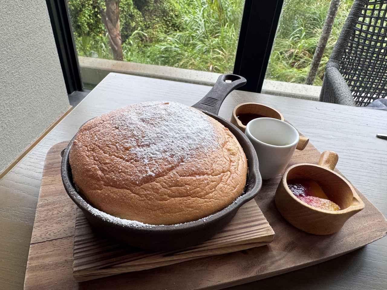 画像: フレッシュチーズスフレパンケーキ（ミントフルーツ添え）＊季節によって変わります。