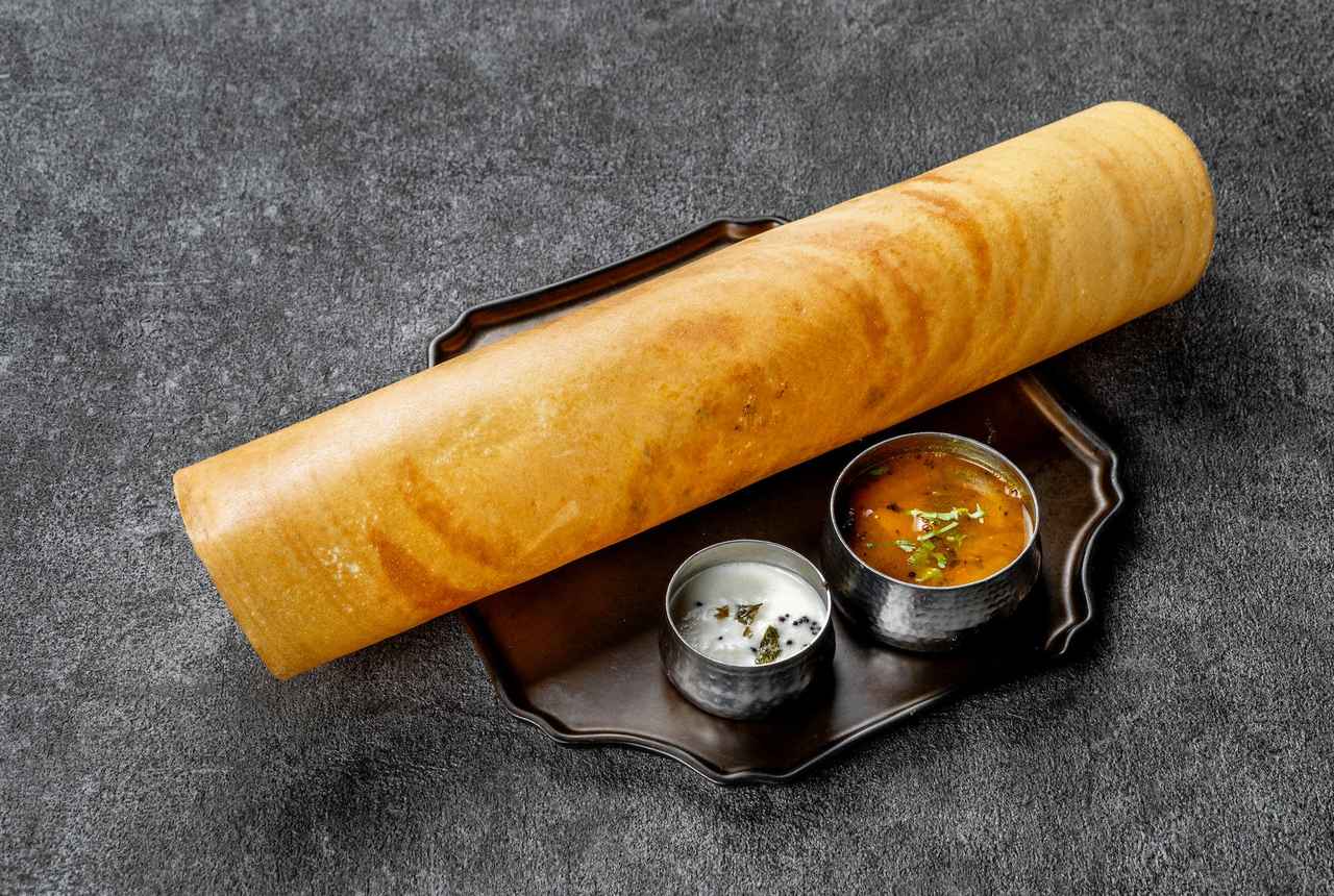 画像: ・アヒリヤ マサラドーサは南インドのクレープのような料理です。その他にもインドの炊き込みご飯ビリヤニや、タンドリーチキンなど、こだわりのインド料理を存分に味わえるメニューを用意しました。 写真：マサラドーサ　\1,200（税込）