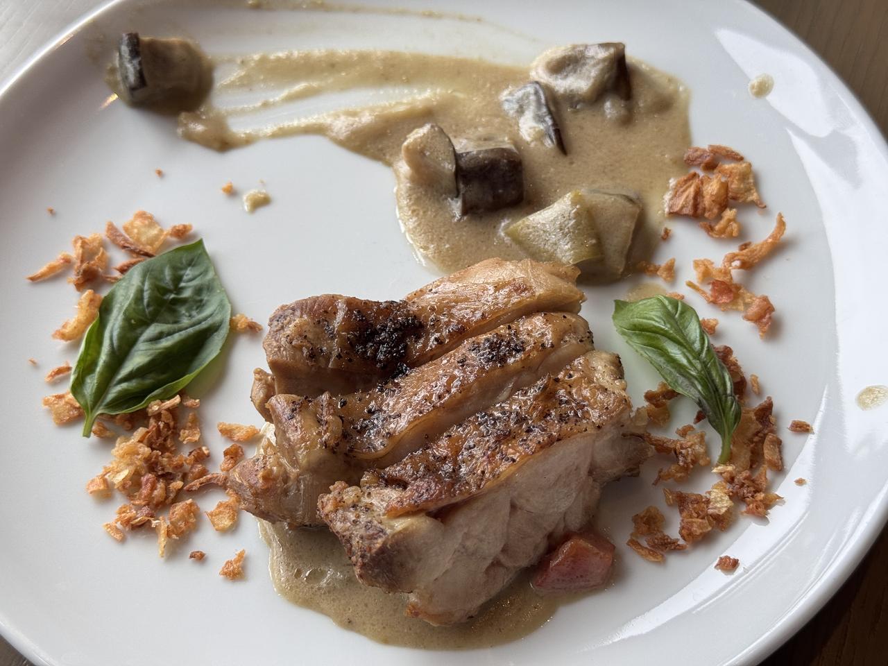 画像: やんばる鶏むねロースト ～アンチョビと茄子のソース～