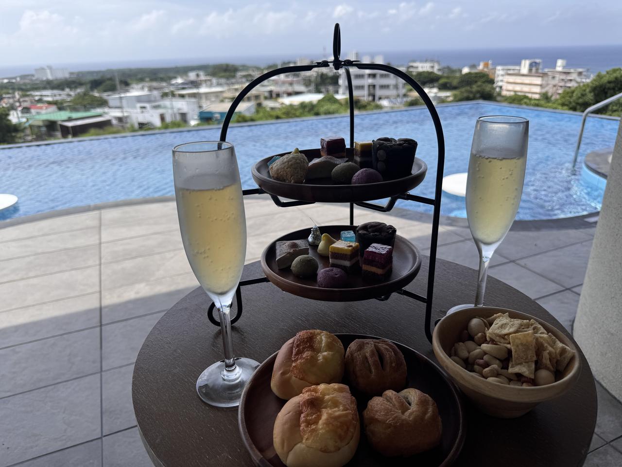 画像: 自分で食べたいフードをセレクトし、ティースタンドに並べて。